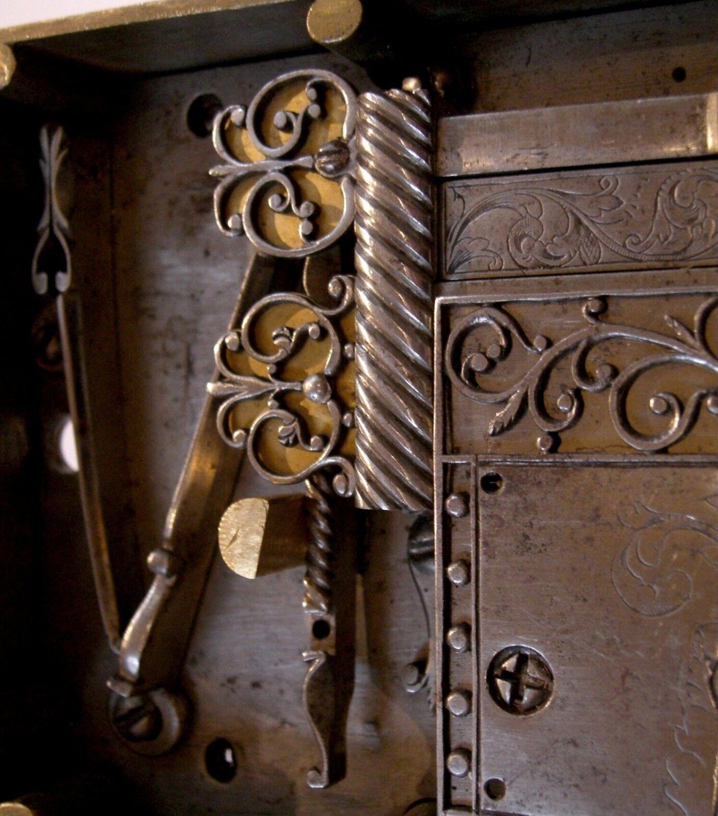 Lock, rim lock of gilt brass, London, 1700 — museum object 709-1904