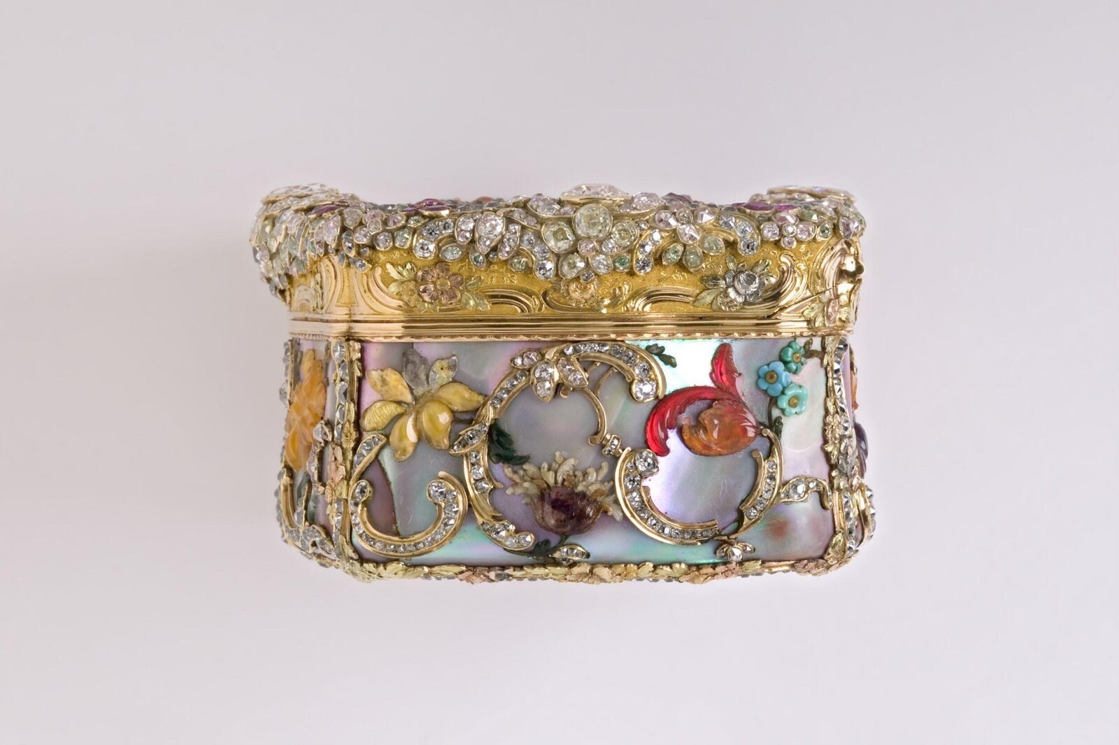 Snuffbox, gold, mother of pearl, diamonds, rubies, Berlin, 1765 — museum object LOAN:GILBERT.413:1 to 2-2008