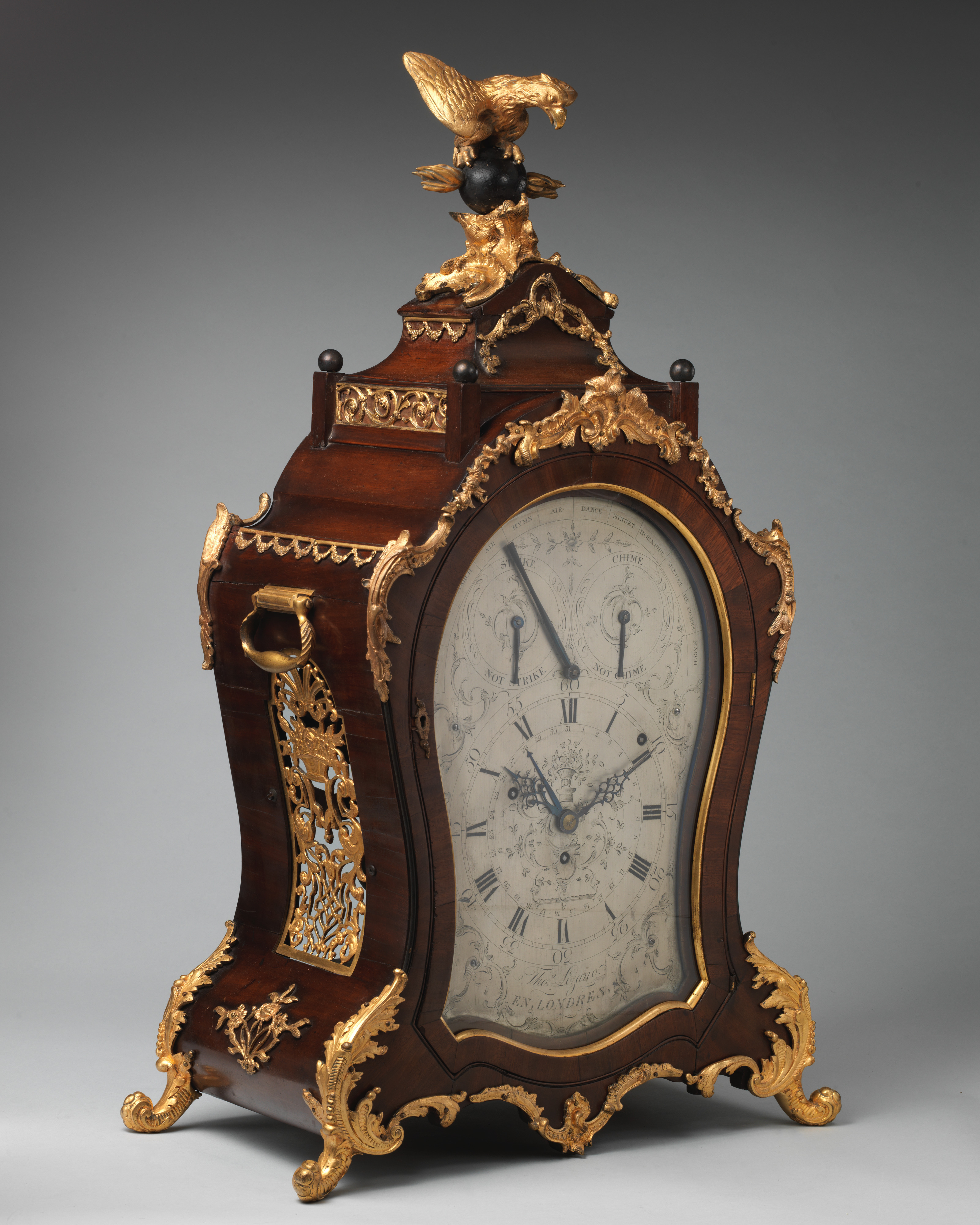 Photograph of museum specimen 07.275a, b; not an authentication of other objects.