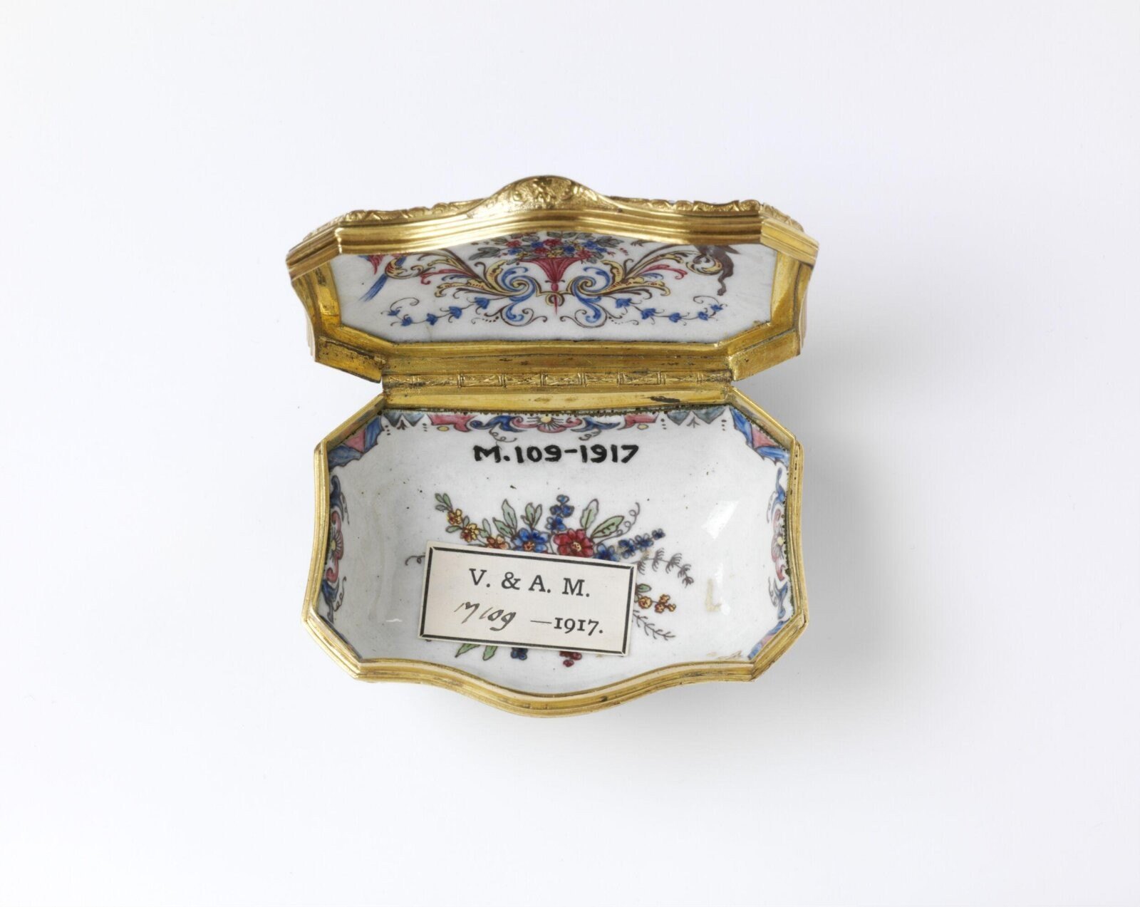 Snuff box, enamelled copper, Berlin, 1730 — museum object M.109-1917