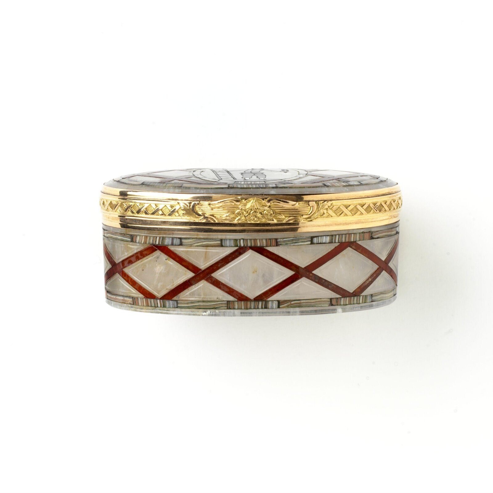 Snuff box, gold mounts and carved chalcedony by Johann Christian Neuber, Dresden, 1765 — museum object LOAN:GILBERT.418-2008