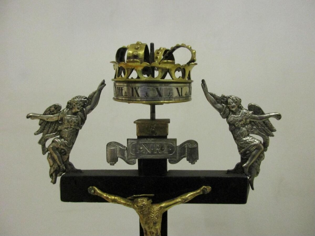 Crucifix Clock
