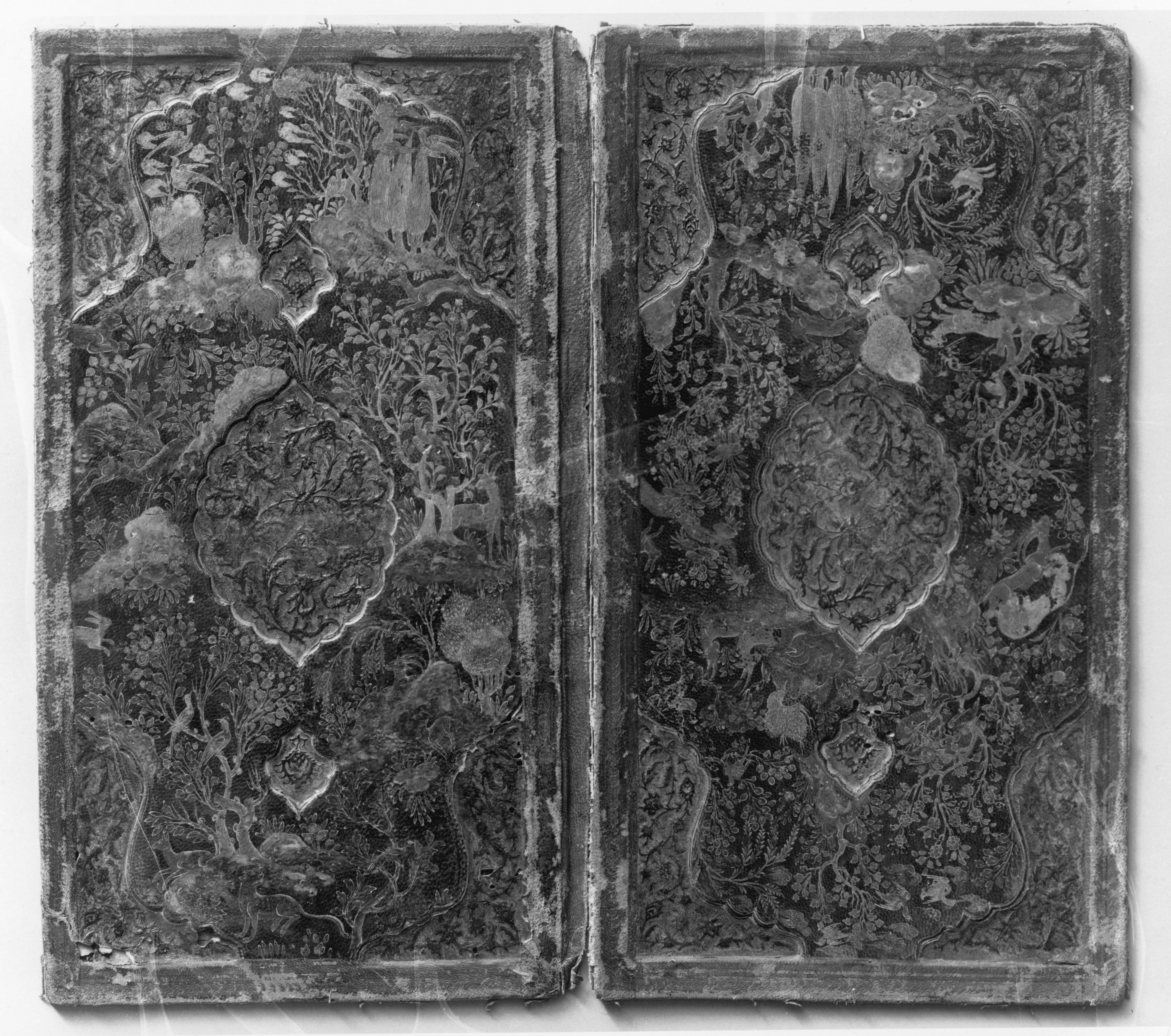 Photograph of museum specimen 33.103.1a, b; not an authentication of other objects.