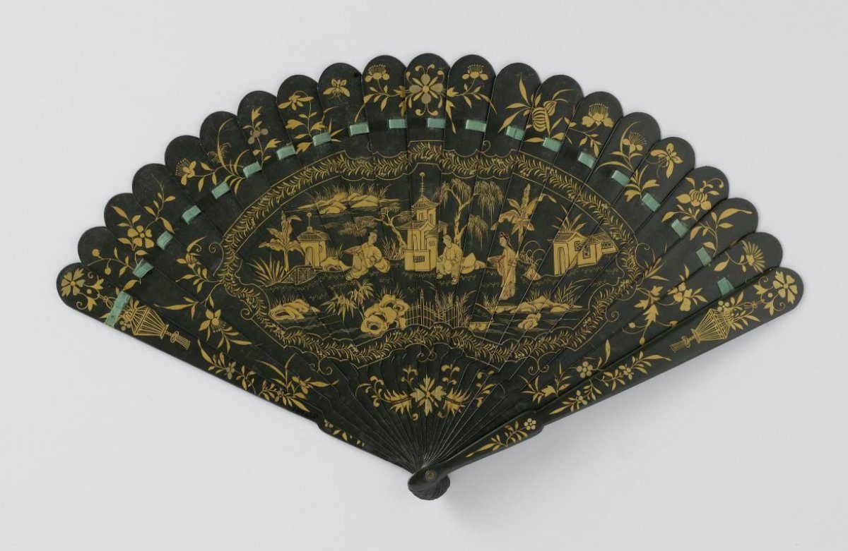 Brisé Fan with Gold Lacquer on a Ground of Green Lacquer with a Central Cartouche Containing Figures in a Landscape or Garden with Pavilions, Surrounded by Leaf and Flower Motifs