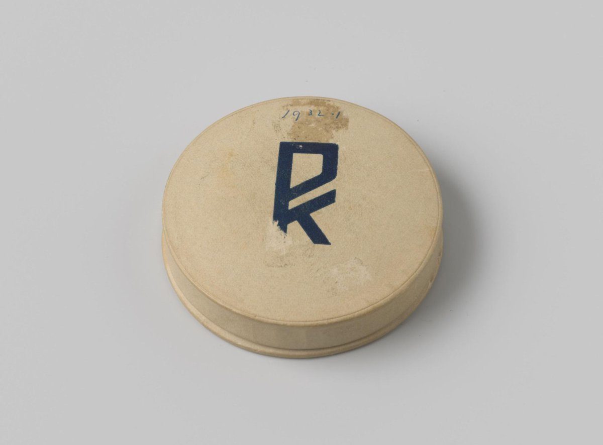A cardboard box belonging to a bronze medal