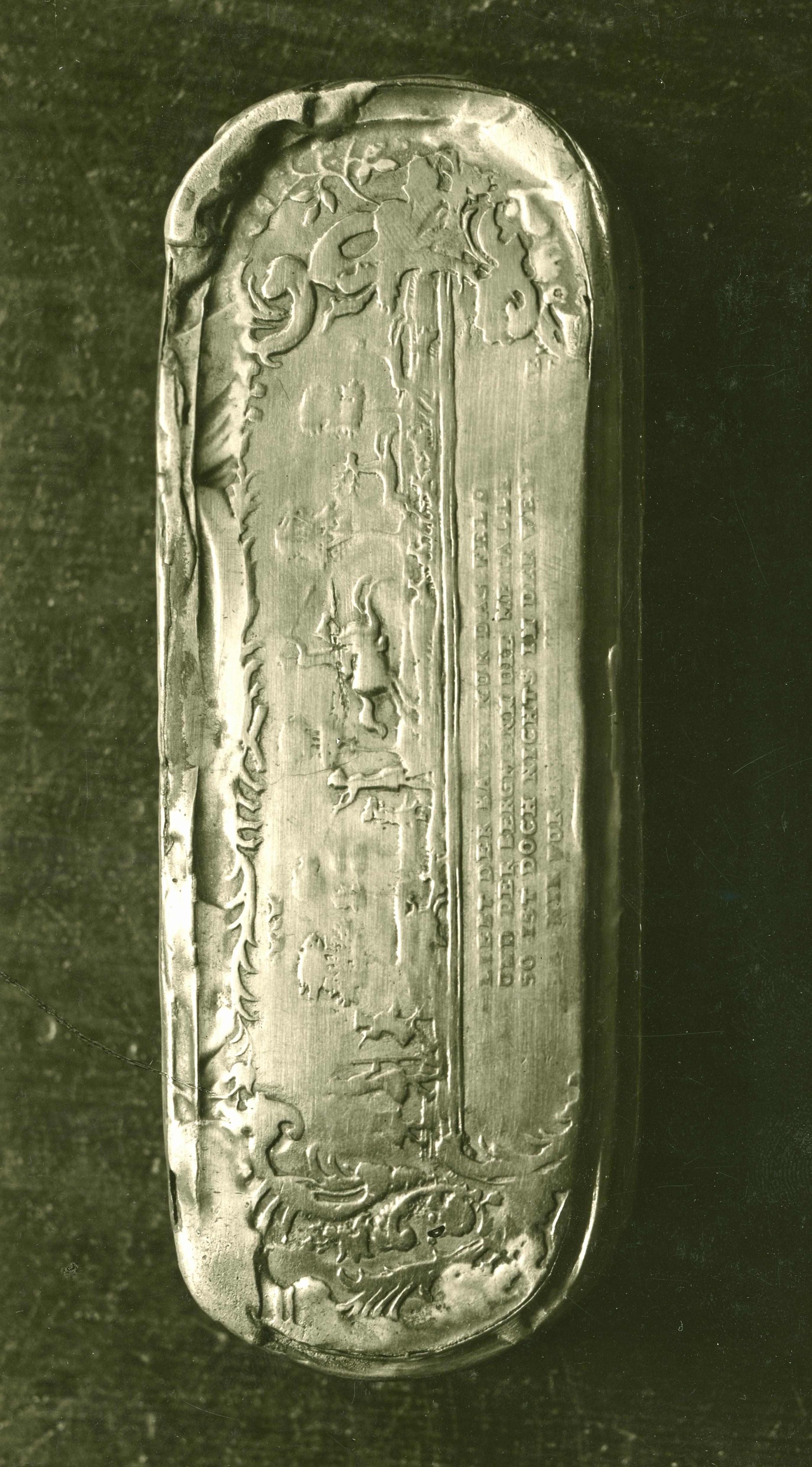 Museum, 18th century tobacco box, Unknown photographer
