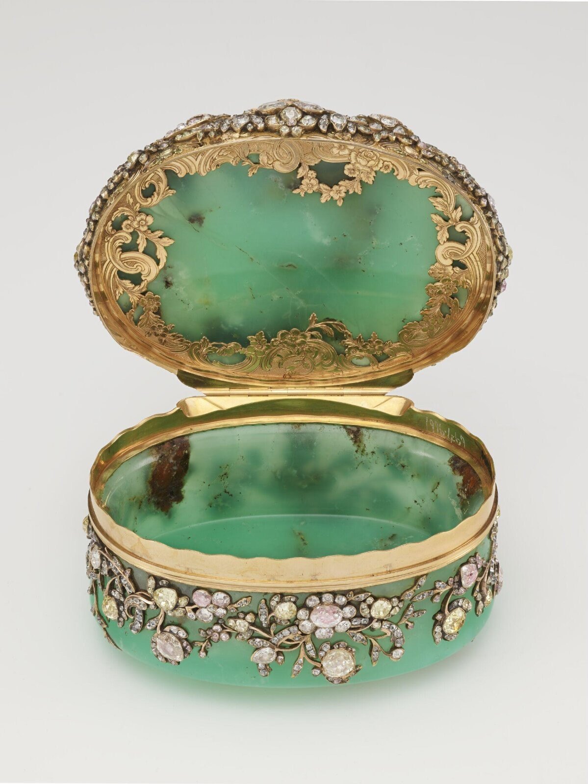 Snuffbox, chrysoprase, Berlin, 1765 — museum object LOAN:GILBERT.412-2008
