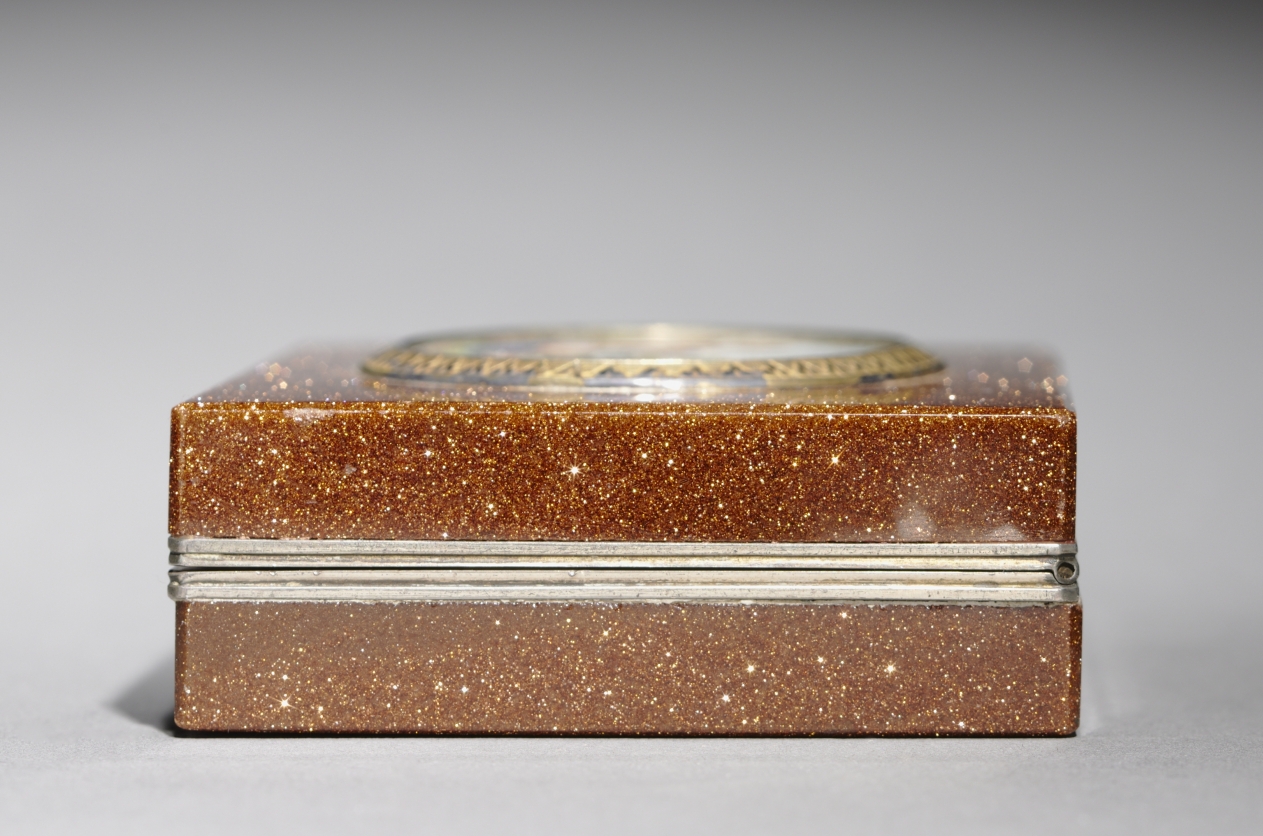 Additional museum view 4 of Snuff Box (accession 2009.102).