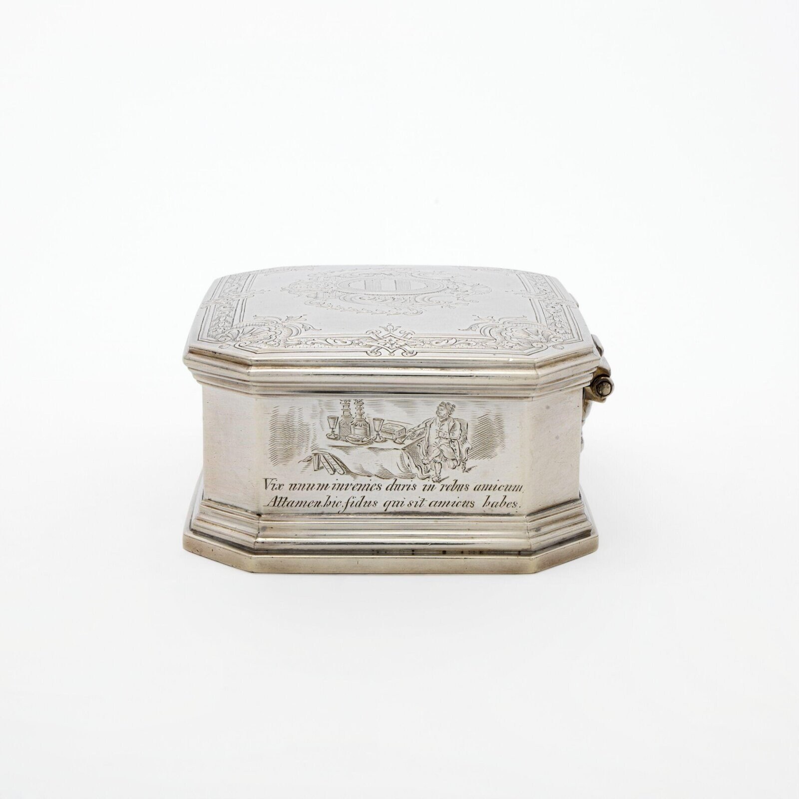 Tobacco box, Paul de Lamerie, London, 1723-24 — museum object LOAN:GILBERT.665-2008