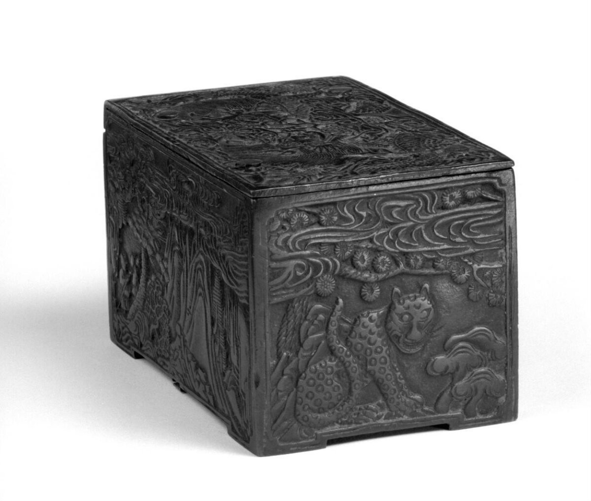 Bronze, dragon and tiger motif