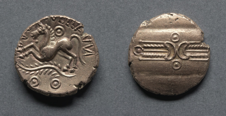Dubnovellaunos Stater: Wreath and Crescents (obverse); Horse with Branch (reverse), 20 BCE–10 CE (Cleveland Museum of Art 1969.148)