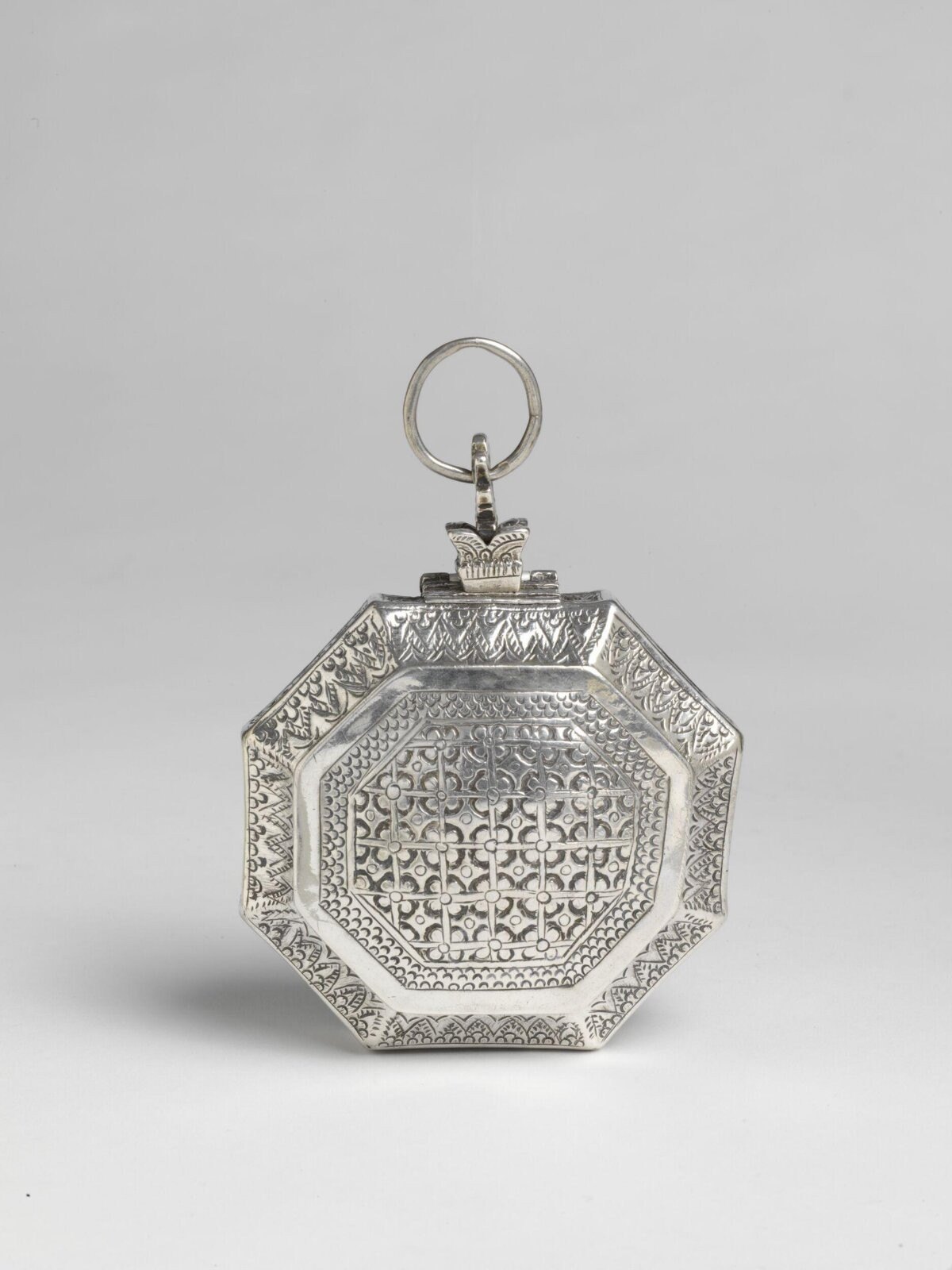 Tobacco box, chased silver, Negri Sembilan, 19th century — museum object IS.137&A-1975