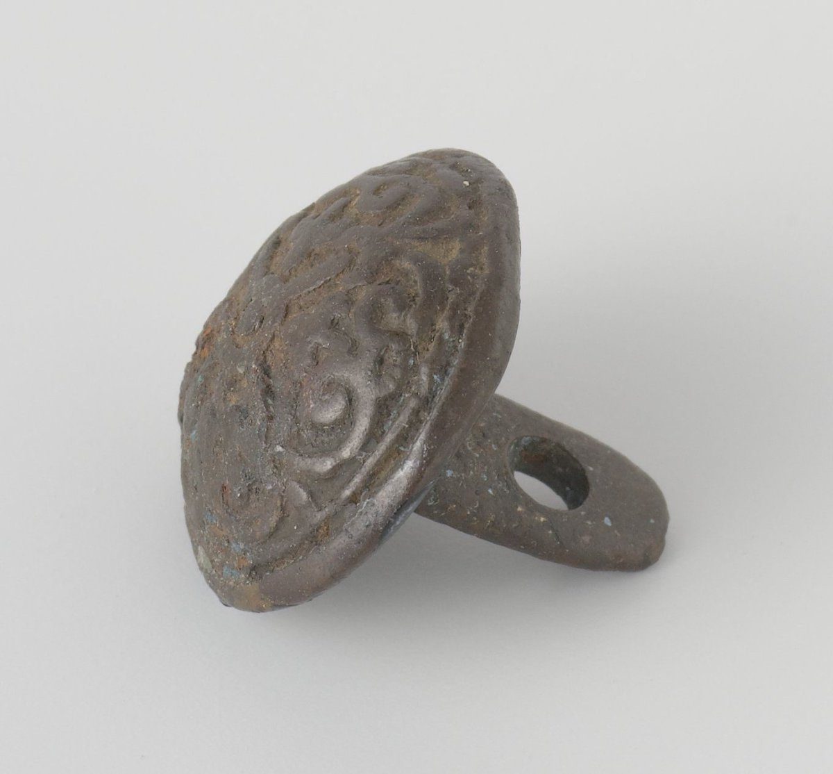 Button with four fleurs-de-lis