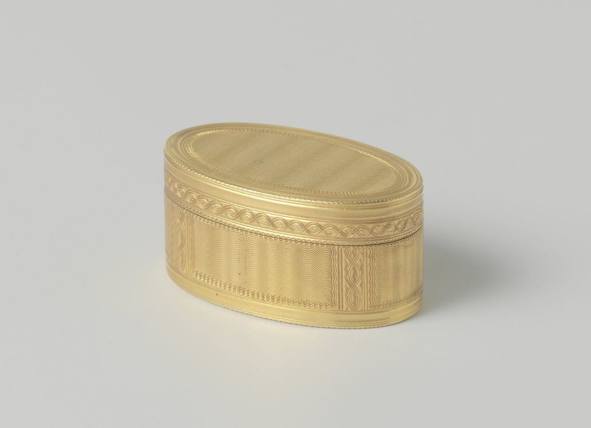 Oval snuffbox of gold with chased Louis XVI ornament