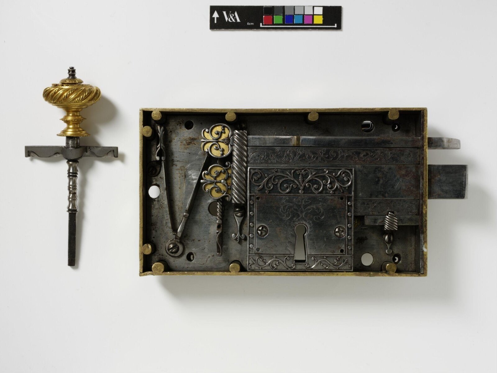 Lock, rim lock of gilt brass, London, 1700 — museum object 709-1904