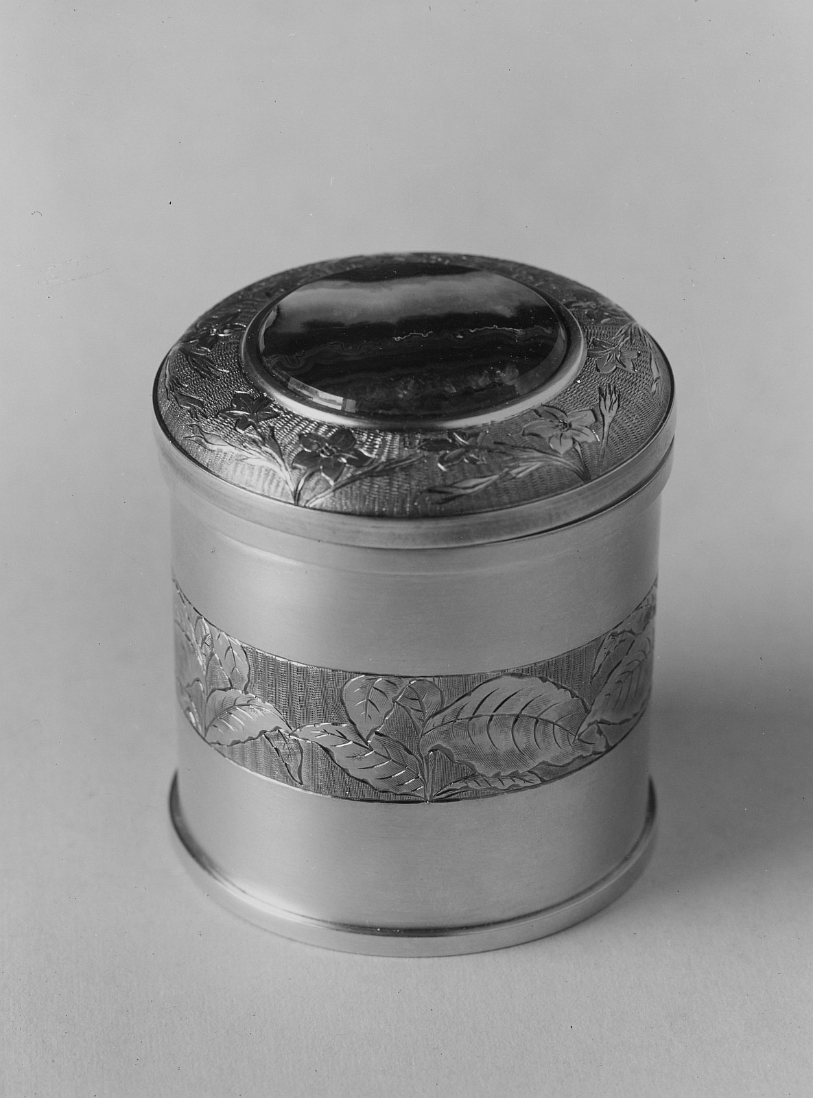 Tobacco box for cigarettes, Unbekannter Fotograf (production) (photographer)