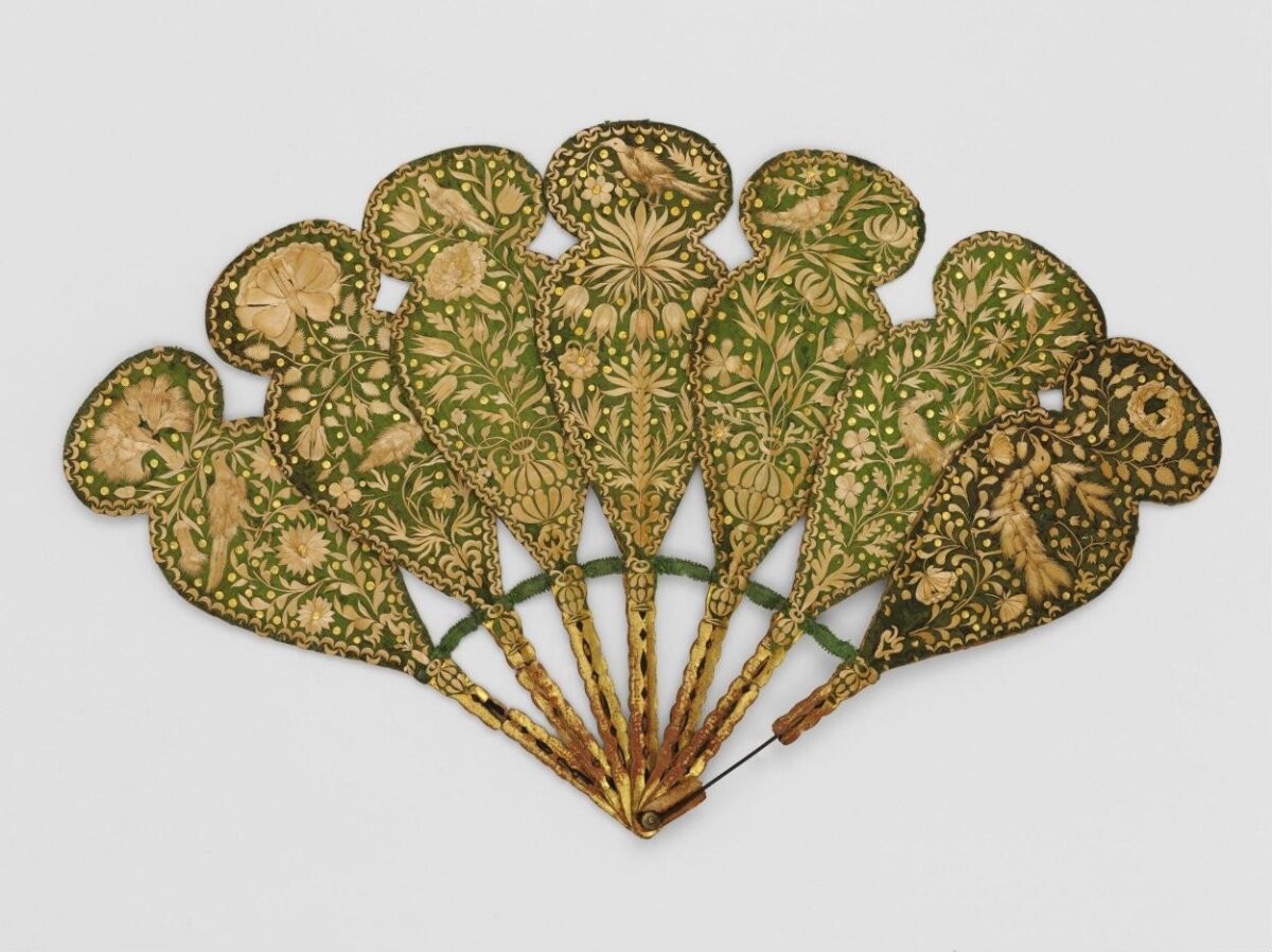 Brisé fan of pasteboard covered with silk, decorated with straw appliqué work, probably made in Florence, 1620s