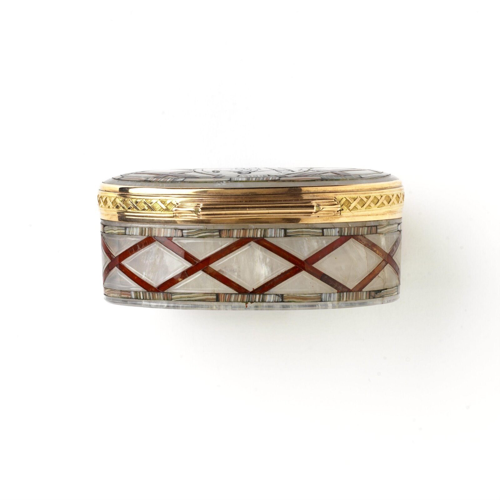Snuff box, gold mounts and carved chalcedony by Johann Christian Neuber, Dresden, 1765 — museum object LOAN:GILBERT.418-2008
