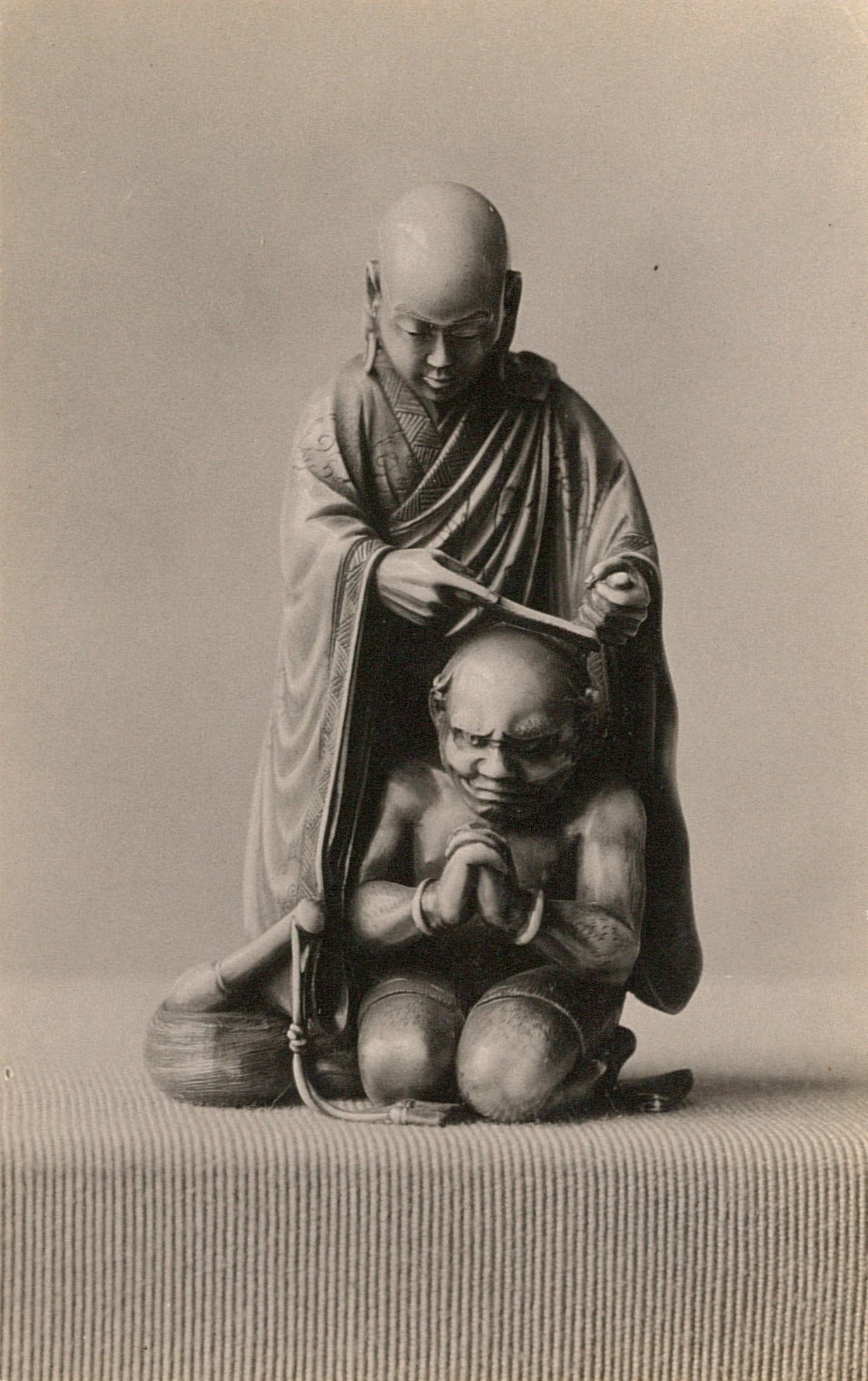 Dresden. Staatliches Kunstgewerbemuseum. Netsuke (ivory), Möbius, Walter (production) (photographer)