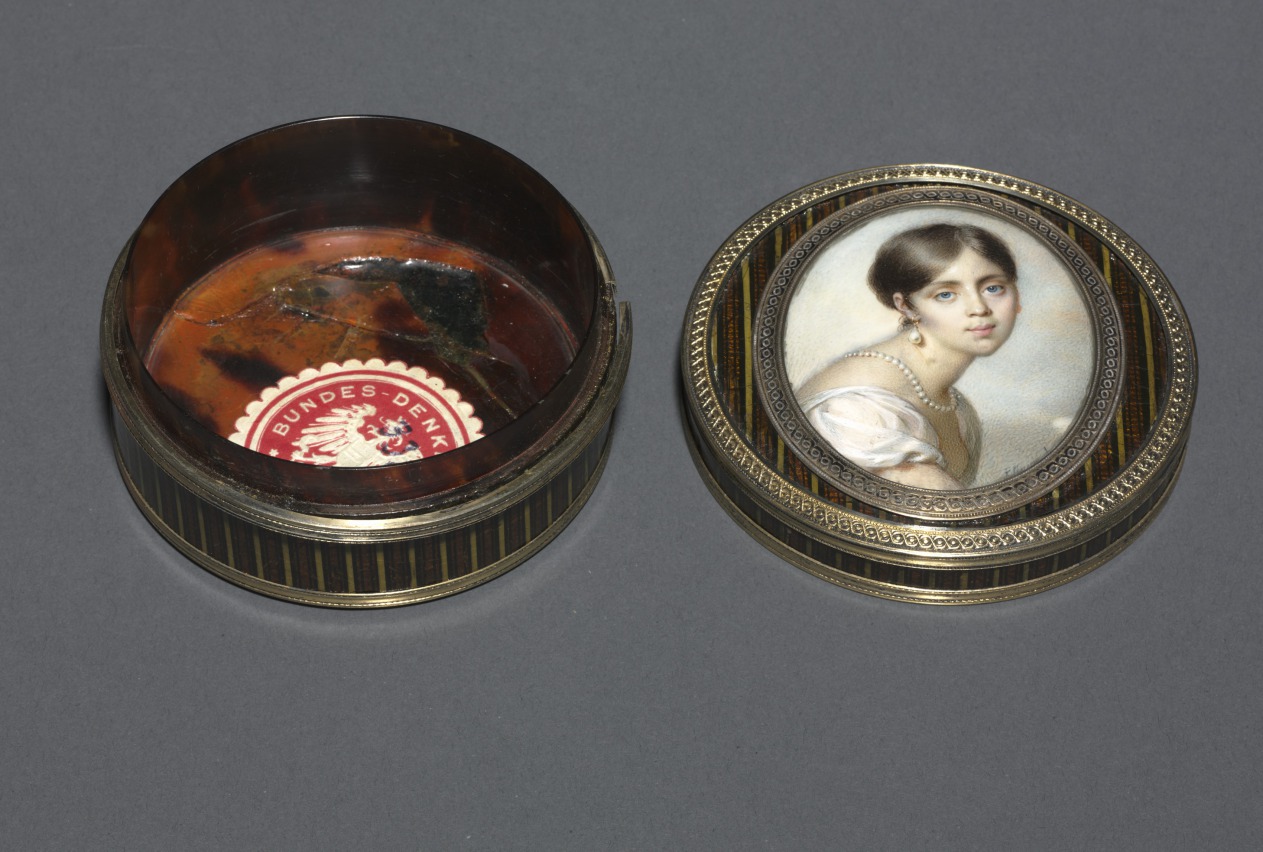 Additional museum view 3 of Snuff Box with a Portrait of a Young Woman (accession 2008.293).