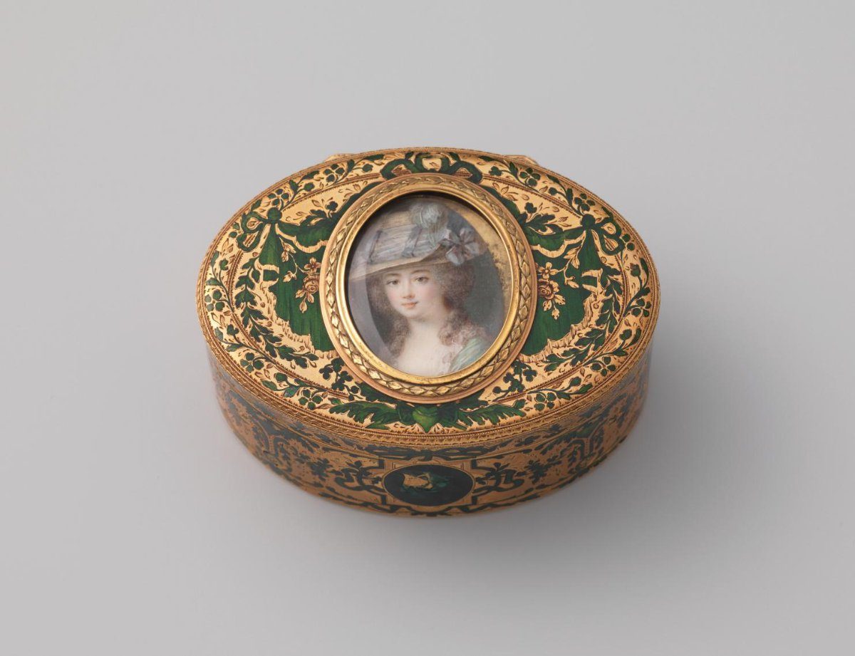 Gold snuffbox with a miniature portrait of a lady