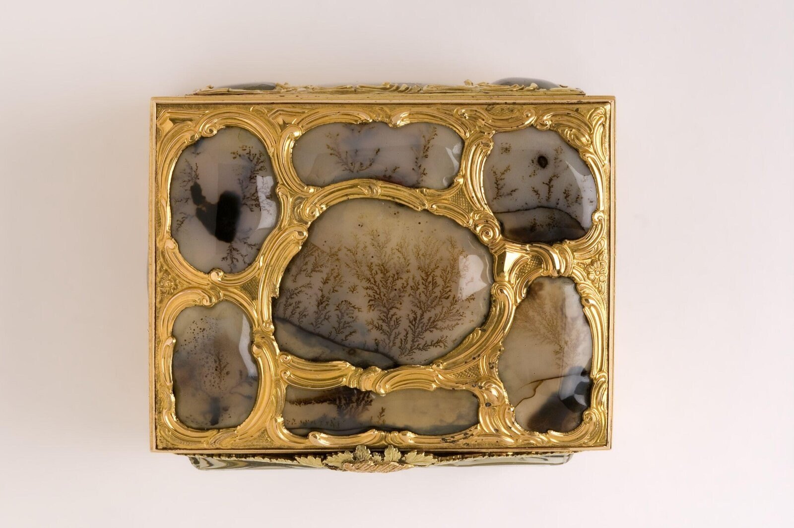 Snuff-box, James Cox, London, 1766-1772 — museum object LOAN:GILBERT.384-2008
