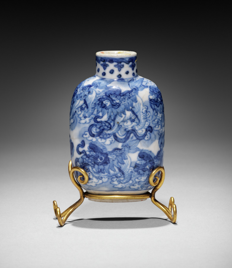 Flattened Ovoid Snuff Bottle with Stopper, 1573–1620 (Cleveland Museum of Art 1944.210.a)