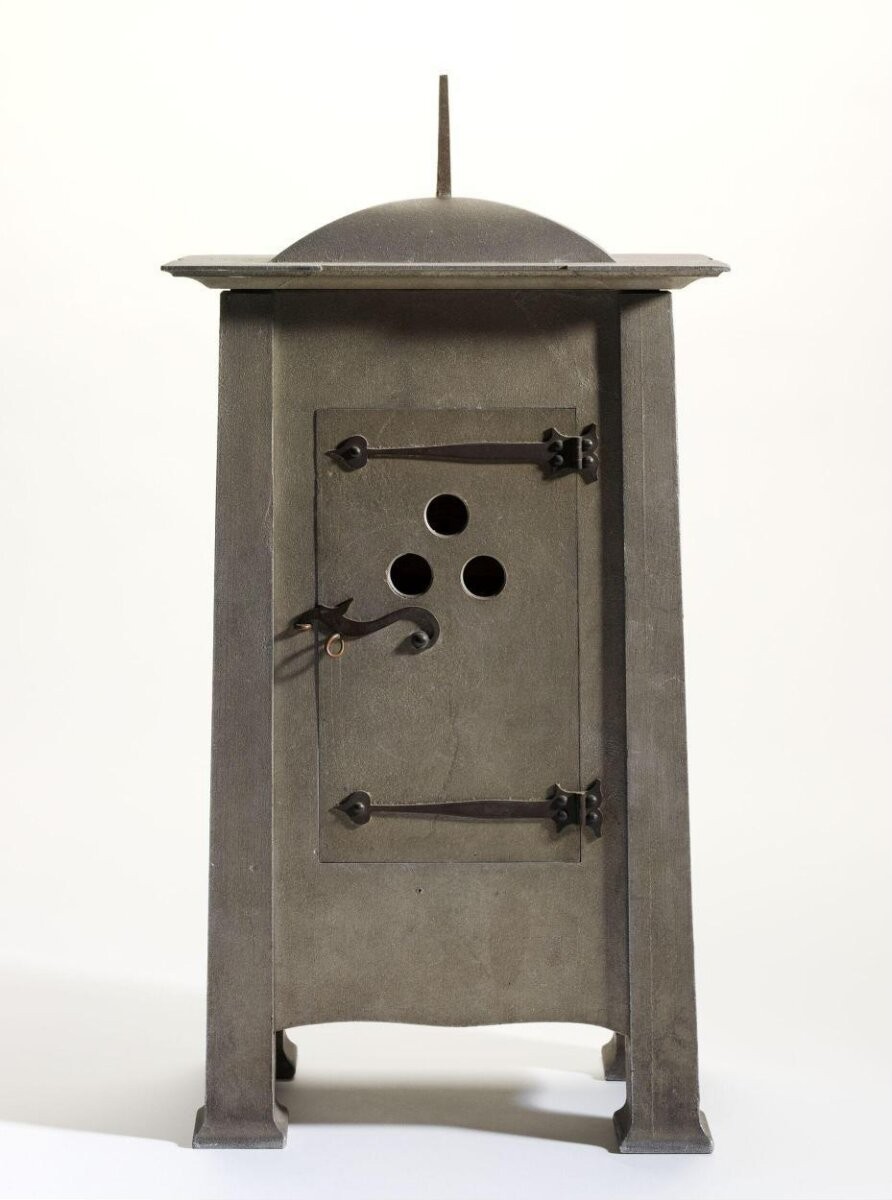 Mantel clock, aluminium case, copper dial and hands with gilt letters reading TEMPUS FUGIT, London, made by W.H. Tingey, ca.1903