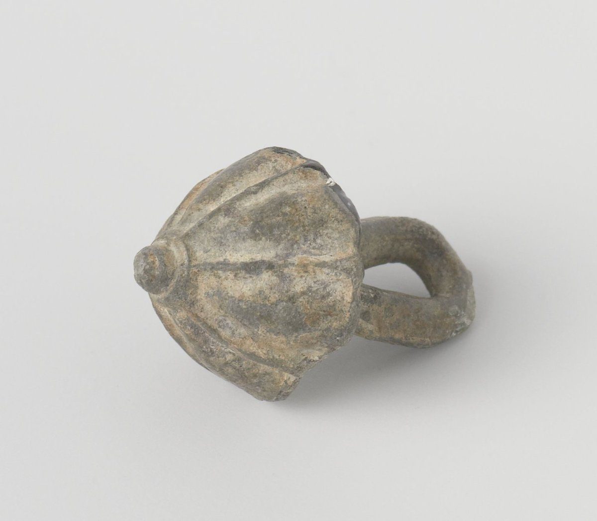 Button, conical with ribs and a leaf-shaped eye