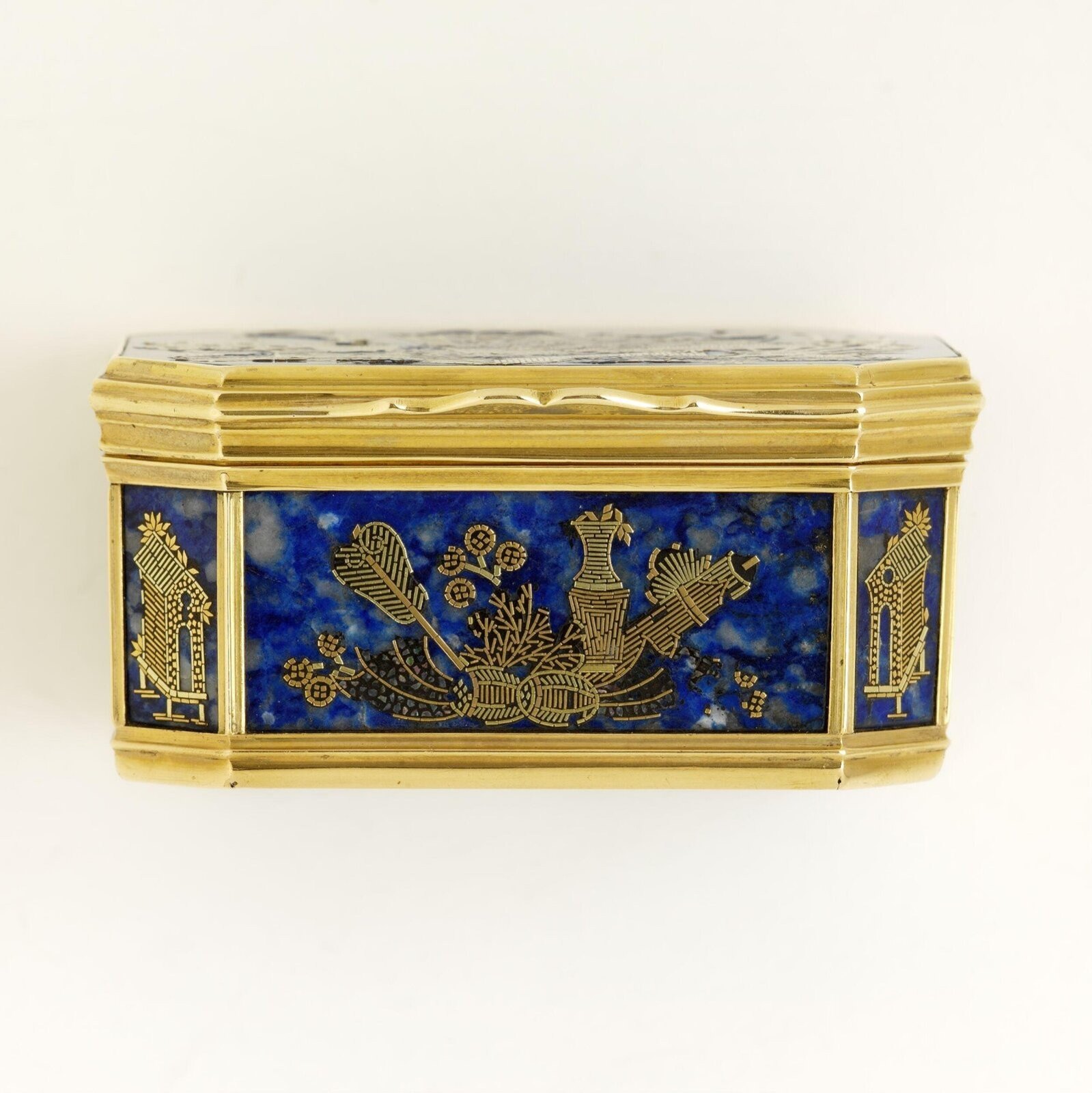 Snuffbox, gold-mounted lapis lazuli, Dresden, ca.1760 — museum object LOAN:GILBERT.404-2008