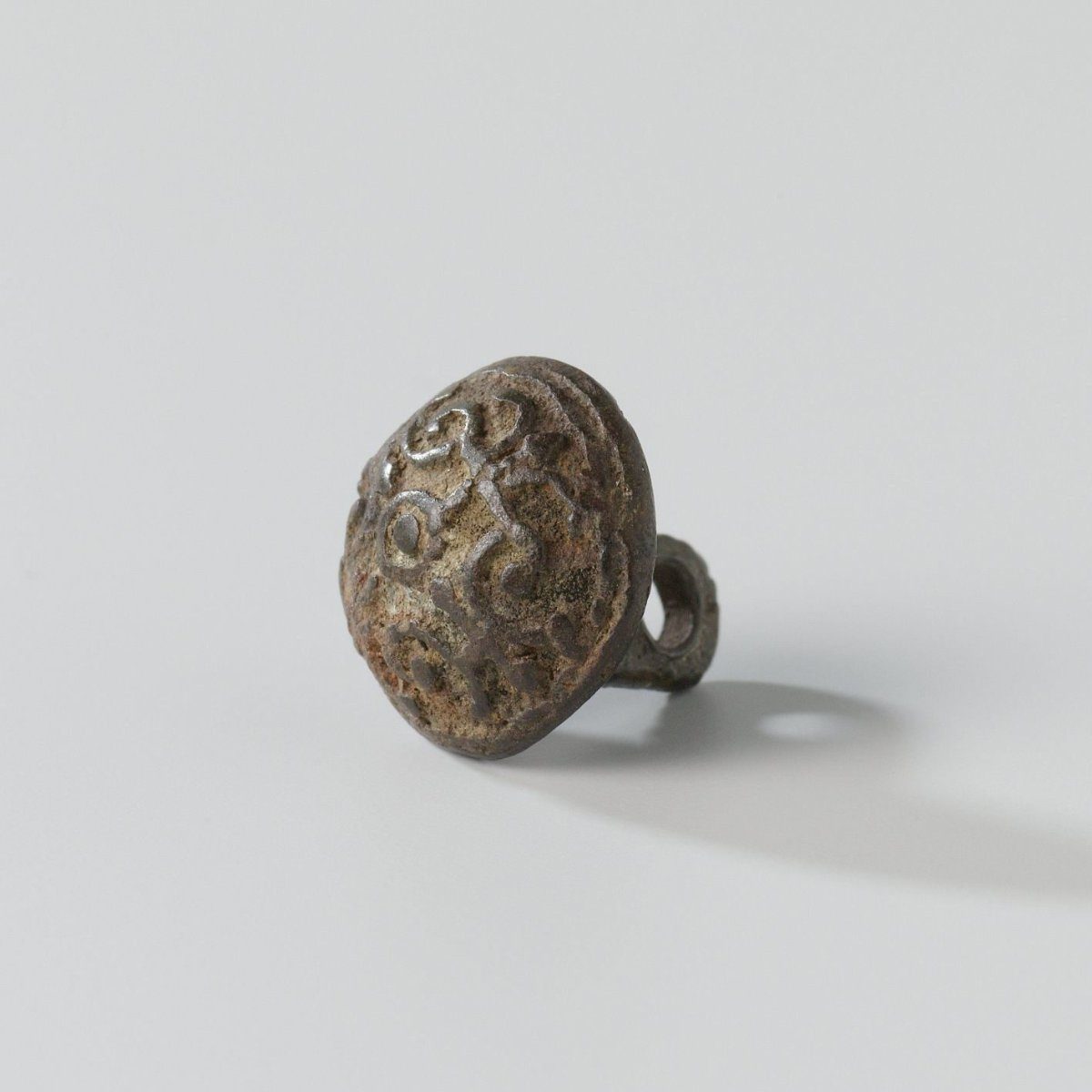 Button decorated with fleurs-de-lis