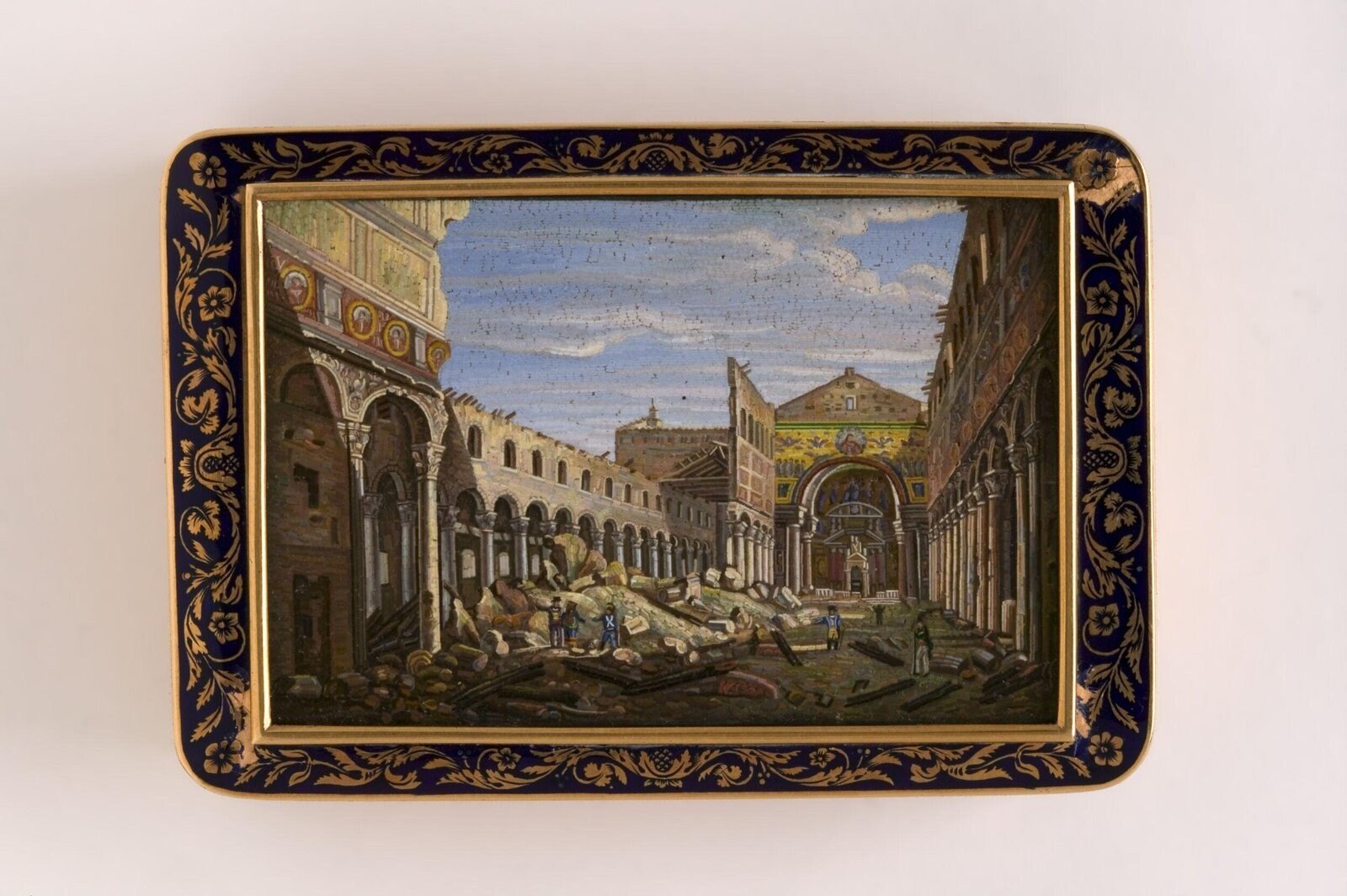 Snuffbox, gold enamel and micromosaic, Rome, 1823-1825 — museum object LOAN:GILBERT.475:1, 2-2008