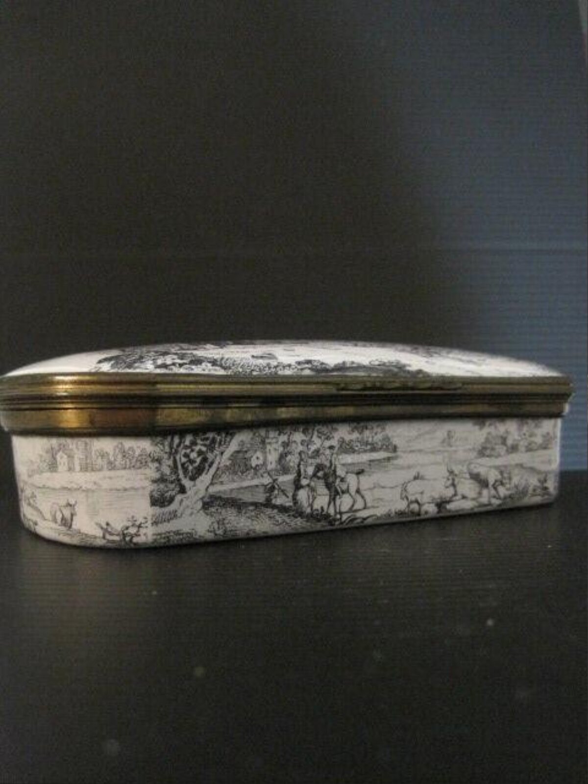 Tobacco box, enamel on copper, England, 18th century — museum object 414:1602-1885