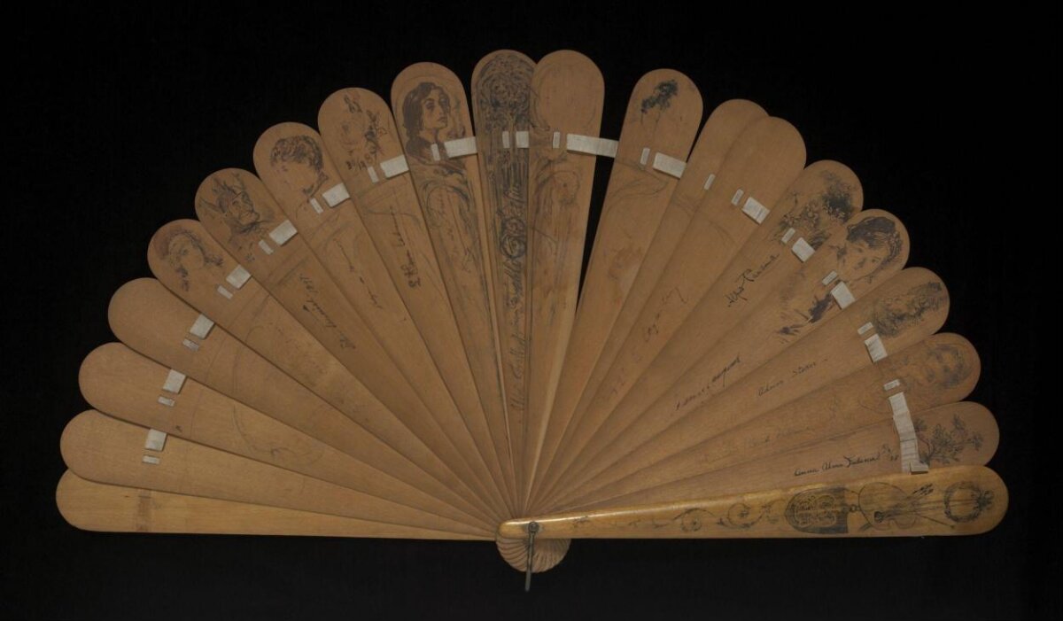 Fan — Autographed wooden fan, belonging to John Gielgud, Great Britain, pre 1887