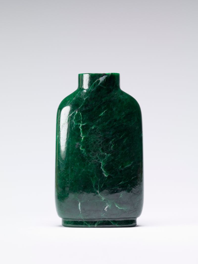 Oblong snuff bottle of white-veined green jadeite, Unknown