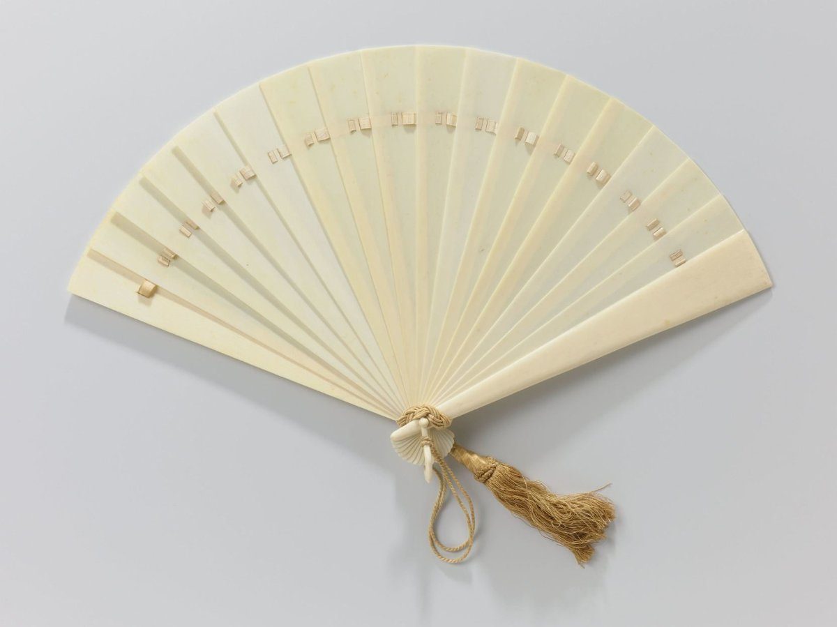 Brisé fan entirely of ivory