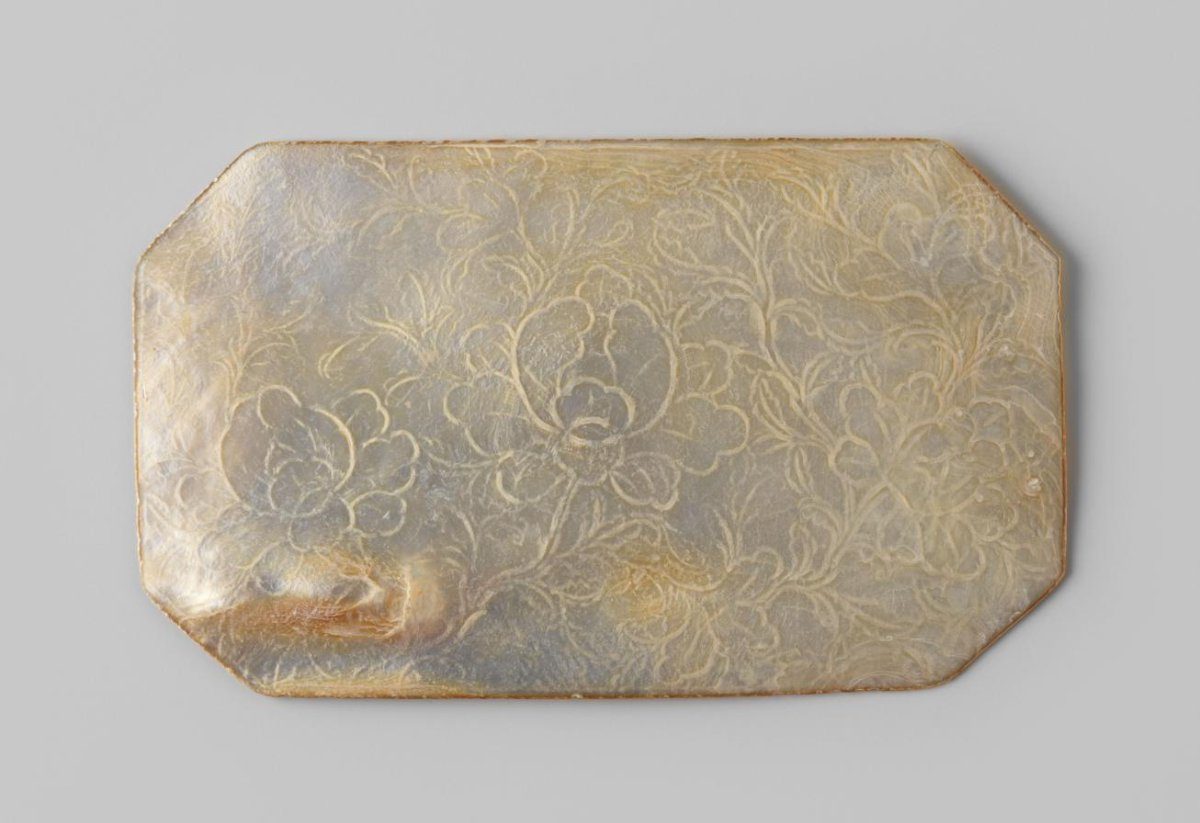 Lid or bottom of a snuffbox from the wreck of the East Indiaman 't Vliegend Hart