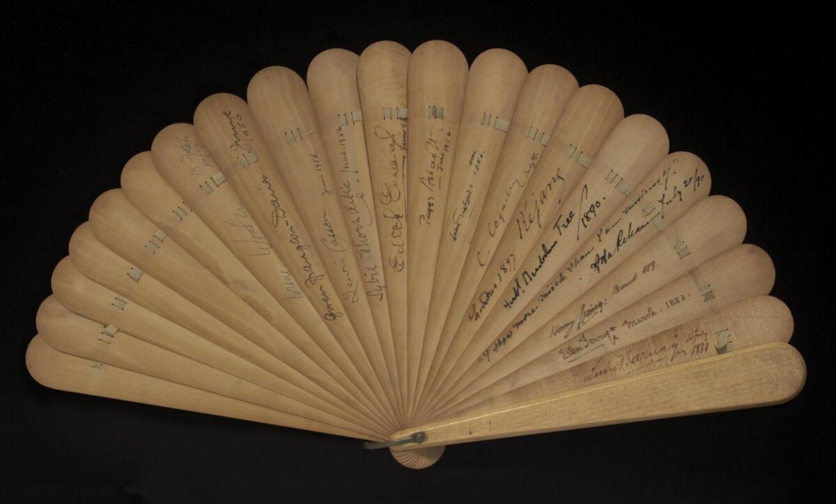 Fan — Autographed wooden fan, belonging to John Gielgud, Great Britain, pre 1881