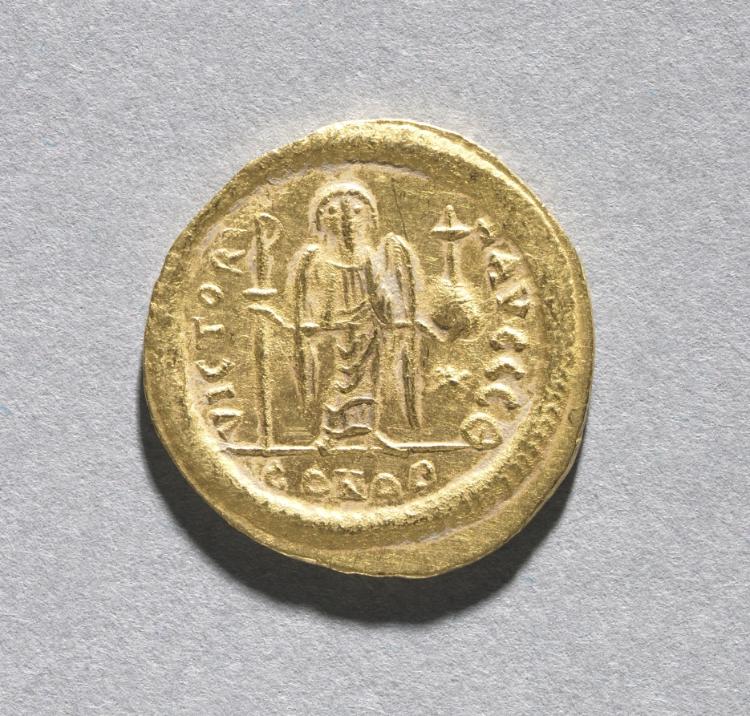 Solidus of Justinian I (reverse), 545–565 (Cleveland Museum of Art 1968.55.b)