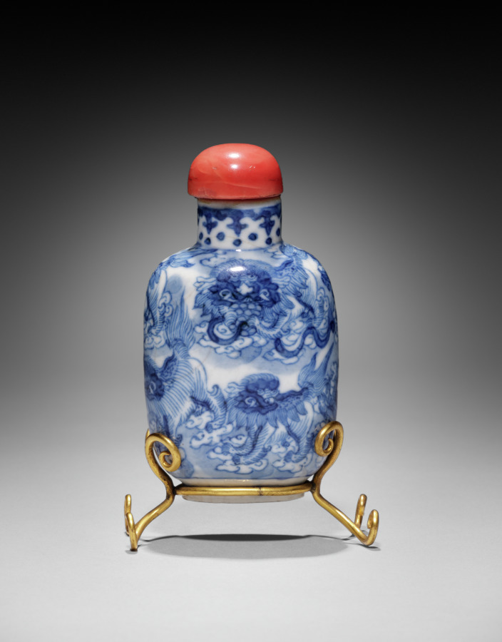 Flattened Ovoid Snuff Bottle with Stopper, 1573–1620 (Cleveland Museum of Art 1944.210)