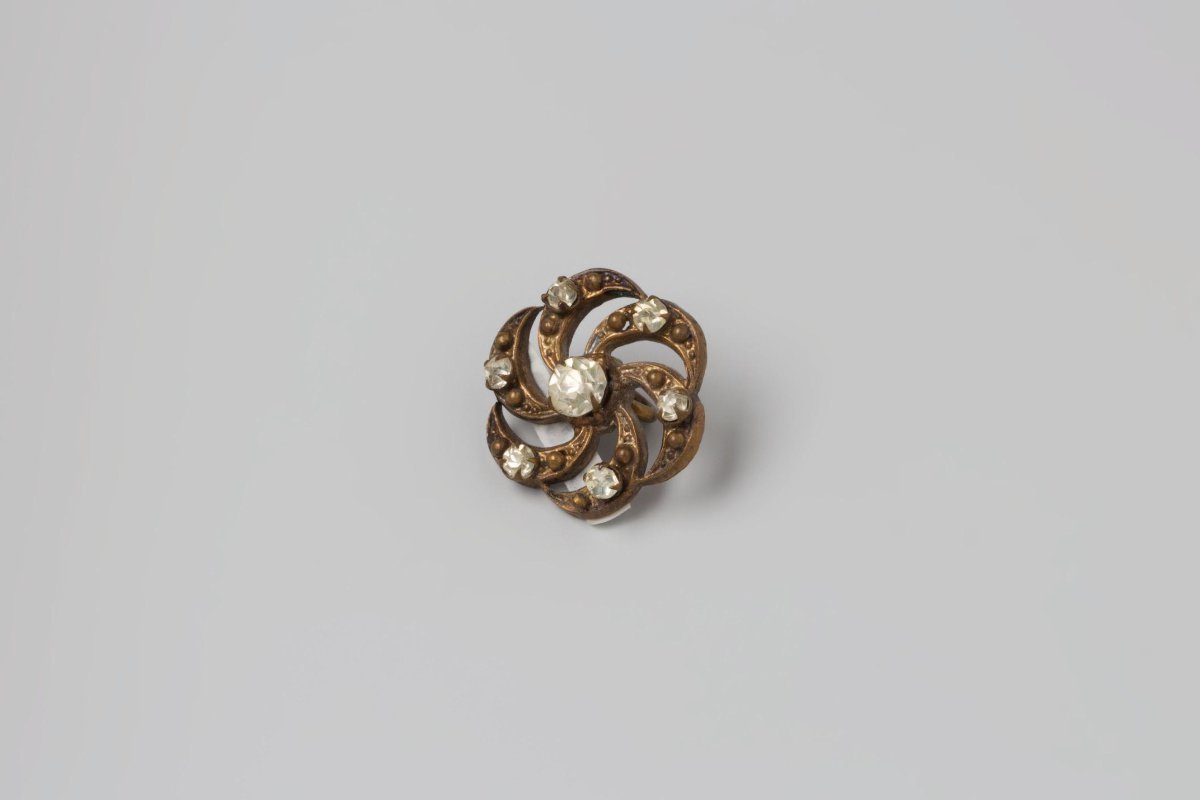 Button made of silver-coloured metal and paste