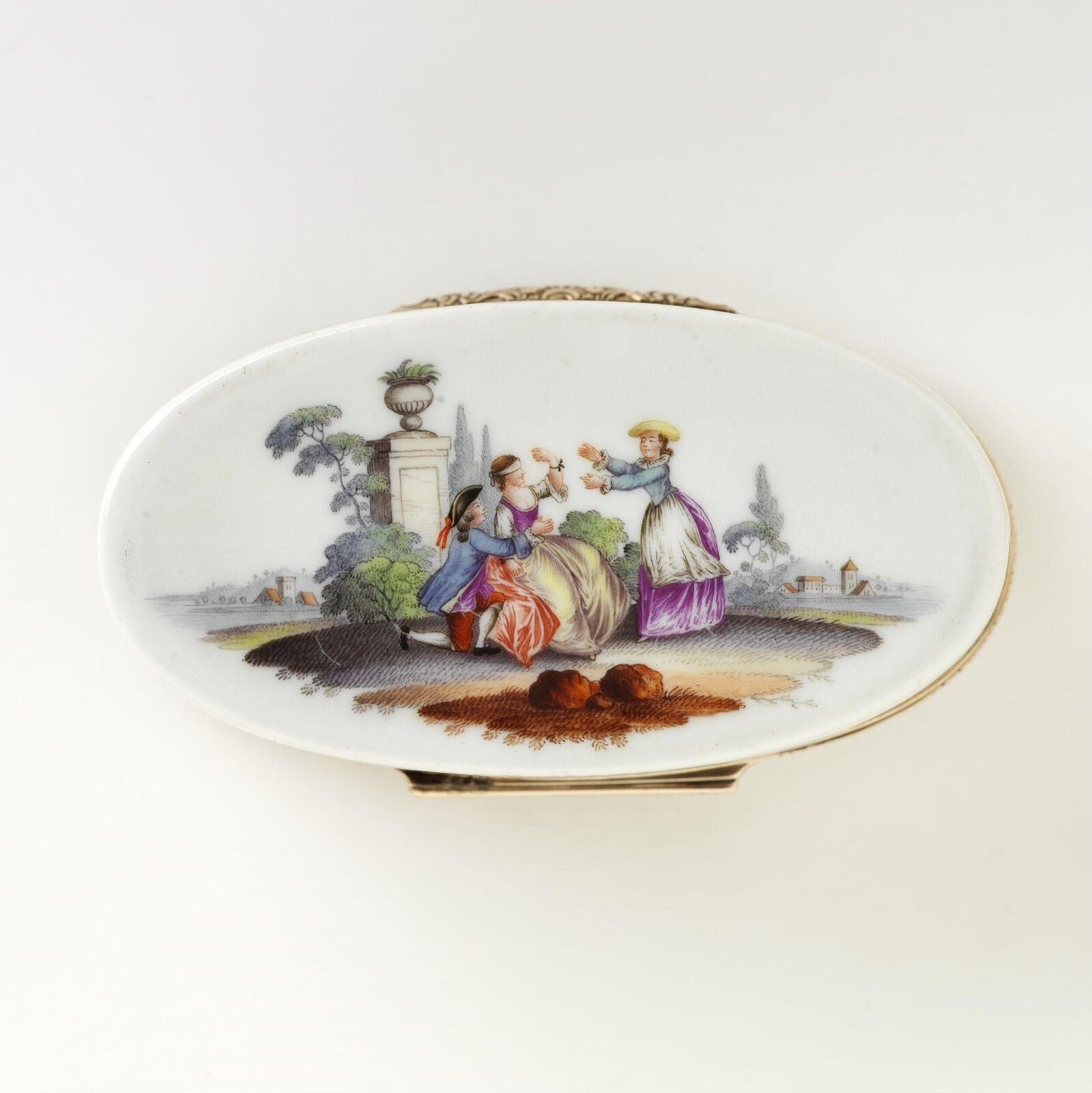 Snuffbox, gold-mounted porcelain, Meissen, Germany, ca. 1750 — museum object LOAN:GILBERT.505-2008