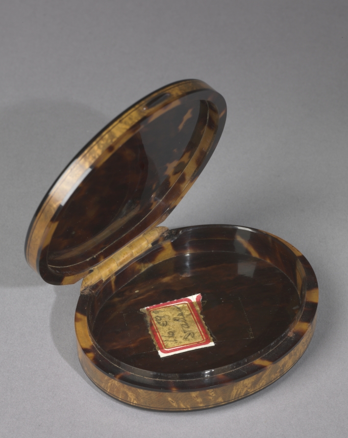 Additional museum view 2 of Snuff Box with Figures (accession 1916.599).