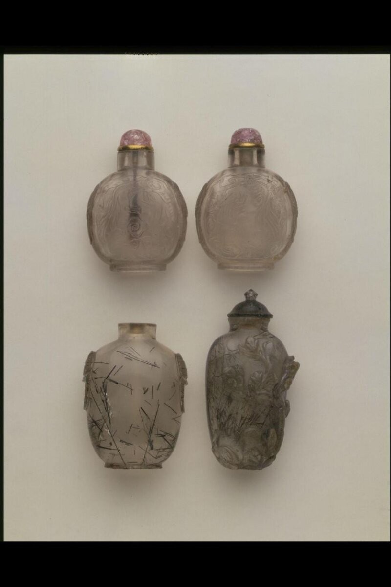 Chinese snuff bottle, quartz and tourmaline, decoration depicts a pair of birds, Qing Dynasty