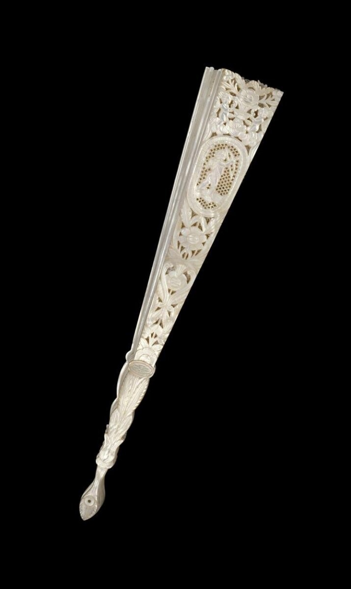 Brisé fan in mother of pearl, pierced and carved; made in France, 1800-1850.