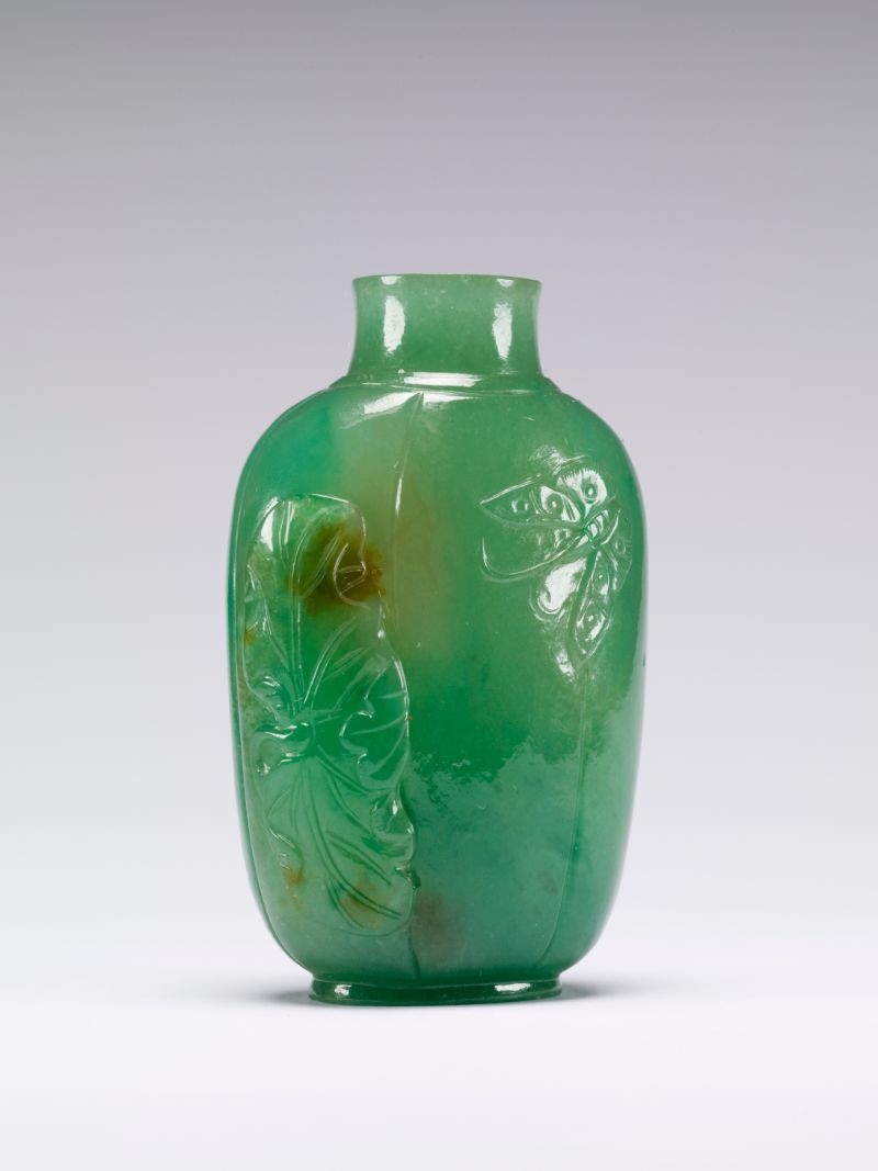 Melon-shaped snuff bottle carved with butterfly, Unknown