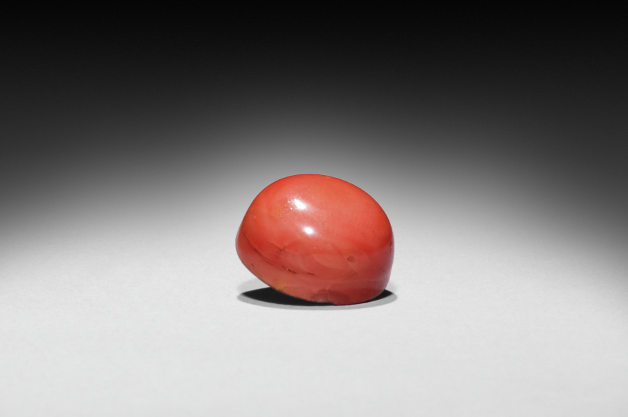 Flattened Ovoid Snuff Bottle with Stopper (Cleveland Museum of Art 1944.210)