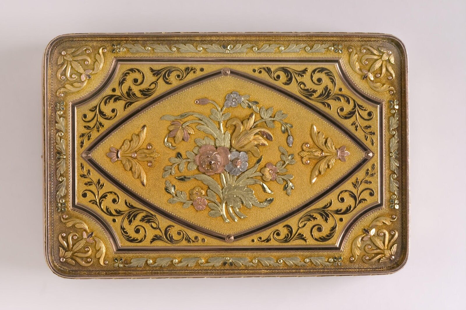 Snuff-box, gold set with diamonds, Hanau, 1837 — museum object LOAN:GILBERT.444:1,2-2008