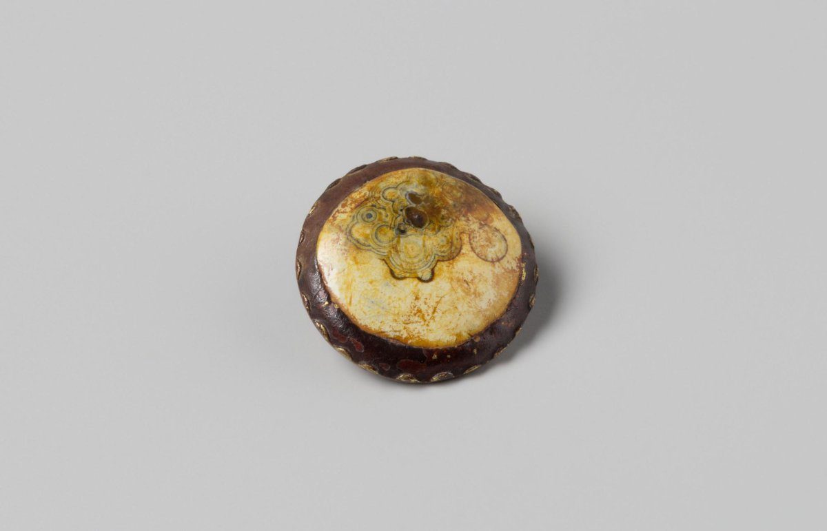 Button from the wreck of the East Indiaman Hollandia