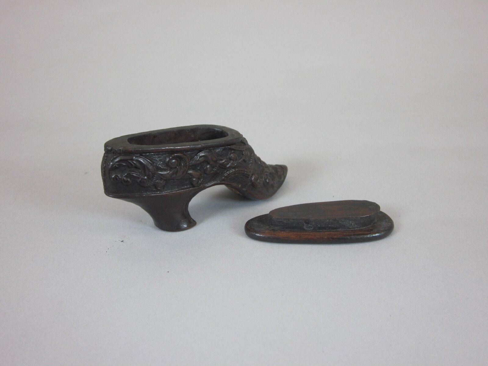 Snuff box, carved wood, England, 1840-1880 — museum object T.1598-1913